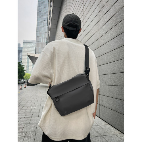 日系港風純色無印斜後後背包男簡約郵差包運動輕便防水胸包工裝單肩包