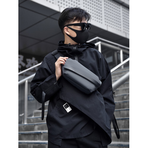 男士斜後後背包防水時尚潮流胸包機車騎行後後背包運動腰包男生單肩小挎包