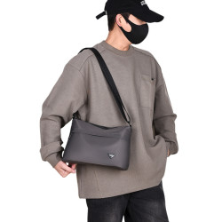 2025新款男士斜後後背包休閒潮流輕便防水單肩包可攜式多功能青年手提包