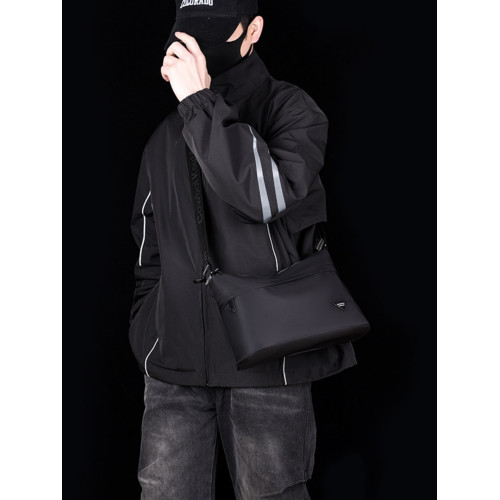 2025新款男士斜後後背包休閒潮流輕便防水單肩包可攜式多功能青年手提包