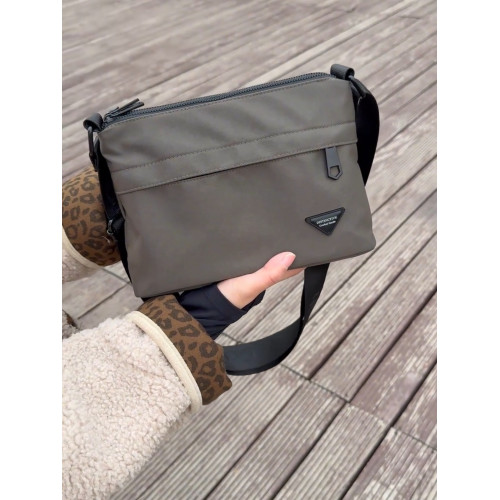 2025新款男士斜後後背包休閒潮流輕便防水單肩包可攜式多功能青年手提包