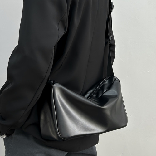 高級感軟皮男士通勤單肩斜後後背包2023新款小挎包男簡約質感枕頭包