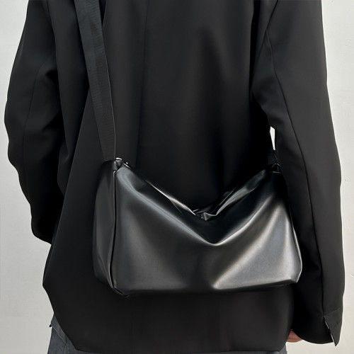 高級感軟皮男士通勤單肩斜後後背包2023新款小挎包男簡約質感枕頭包