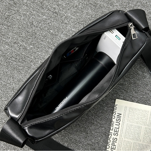 高級感軟皮男士通勤單肩斜後後背包2023新款小挎包男簡約質感枕頭包