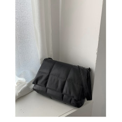 小衆風絲綿填充皮面斜後後背包ins風男潮流大容量郵差包韓版單肩潮包