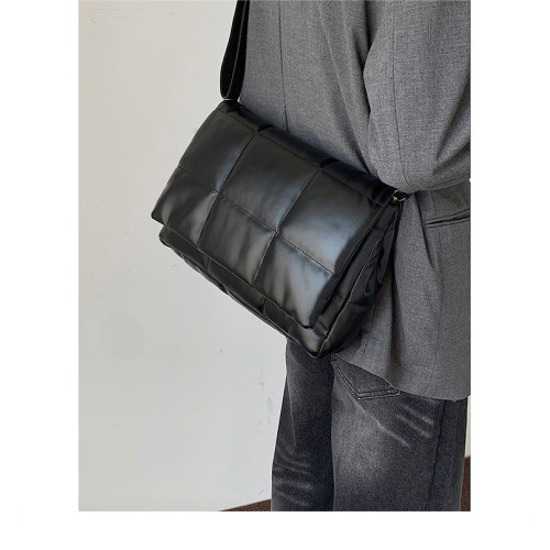 小衆風絲綿填充皮面斜後後背包ins風男潮流大容量郵差包韓版單肩潮包