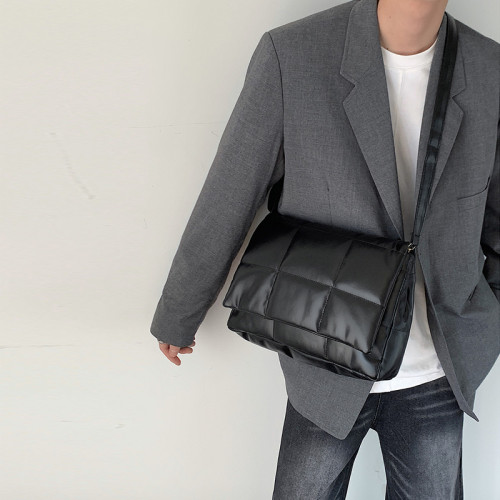 小衆風絲綿填充皮面斜後後背包ins風男潮流大容量郵差包韓版單肩潮包