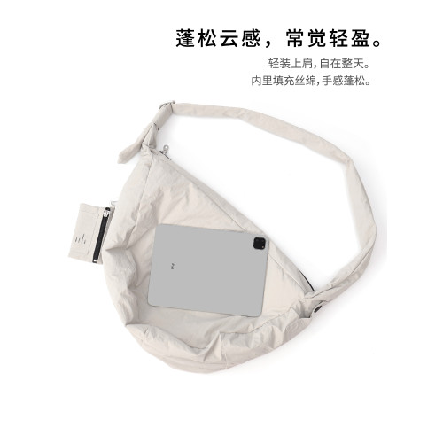 CLXL Studio斜背流浪包輕便防水通勤百搭皺感尼龍包餃子包大容量