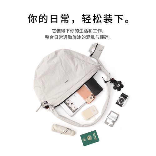 CLXL Studio斜背流浪包輕便防水通勤百搭皺感尼龍包餃子包大容量