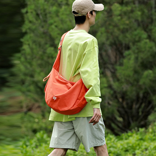 花兒與少年同款原創運動斜後後背包男潮牌旅行包單肩餃子包女通勤後後背包