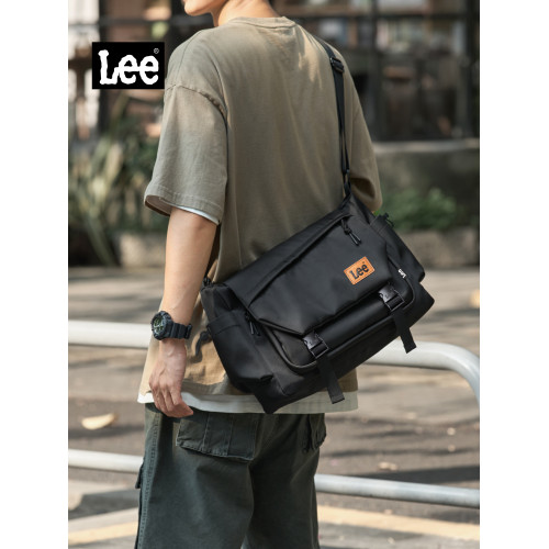 Lee潮牌男士單肩包後後背包通勤斜後後背包輕便大容量黑色休閒郵差包女