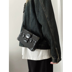 高級感小衆款鎖釦盒子包ins中性風男生潮牌方盒斜後後背包百搭小方包