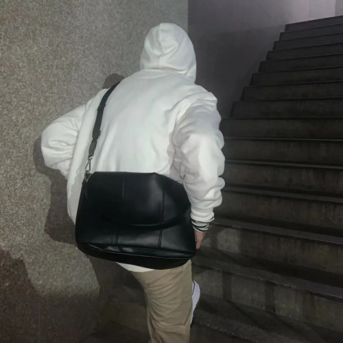 潮流極簡風軟皮斜後後背包男大容量通勤上班電腦包復古韓版休閒單肩包