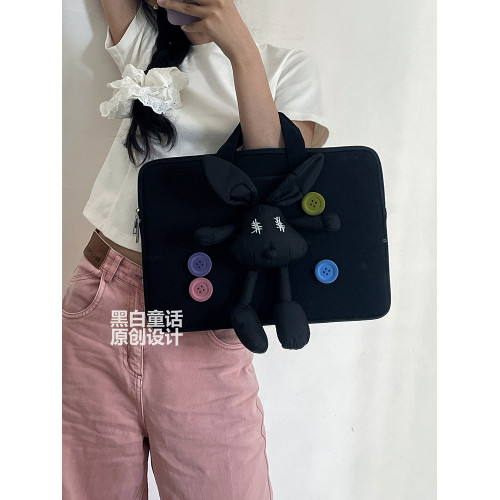 黑白童話卡通玩偶兔公仔貼布筆記型電腦包14寸女小衆高級感設計通勤文件收納包16寸適用macbook13.6寸內膽包