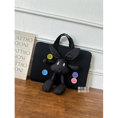 黑白童話卡通玩偶兔公仔貼布筆記型電腦包14寸女小衆高級感設計通勤文件收納包16寸適用macbook13.6寸內膽包