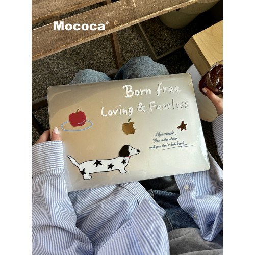 MOCOCA《蘋果斑點小狗》插畫字母簡約進口pc透明亮面硬殼防磕碰適用於Macbook蘋果pro電腦air保護套1314寸