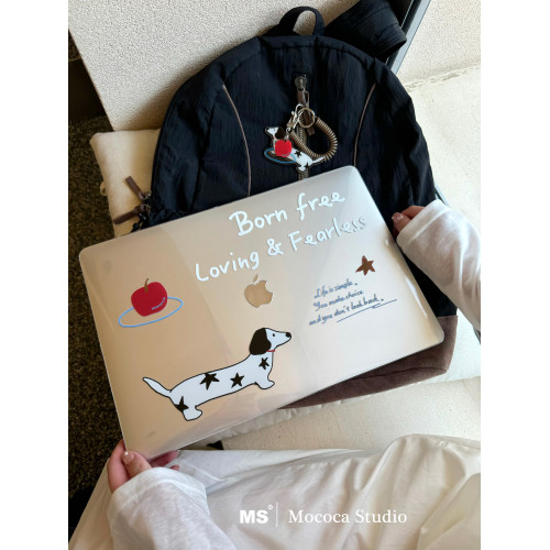 MOCOCA《蘋果斑點小狗》插畫字母簡約進口pc透明亮面硬殼防磕碰適用於Macbook蘋果pro電腦air保護套1314寸