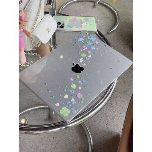 汪三嵗「音符少女」韓風MacBook保護殼蘋果筆電2025款M4pro14寸16寸air13寸M1/M2/M3保護套配件鐳射彩繪殼