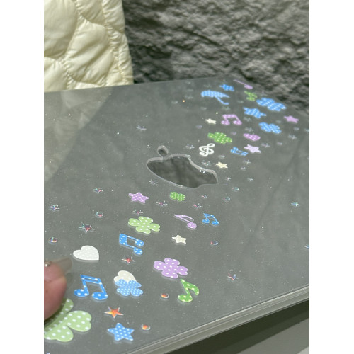 汪三嵗「音符少女」韓風MacBook保護殼蘋果筆電2025款M4pro14寸16寸air13寸M1/M2/M3保護套配件鐳射彩繪殼