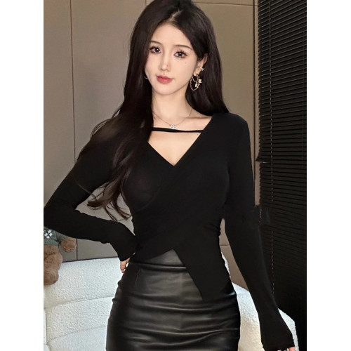 今年流行不規則長袖T恤女2025秋冬新款交叉V領修身顯瘦性感打底衫