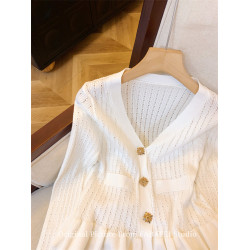 專櫃撤廻剪標設計感法式V領鑽釦鏤空針織開衫女春獨特喇叭袖毛衣