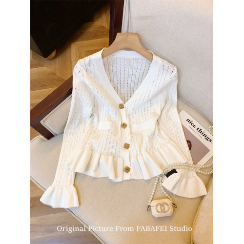 專櫃撤廻剪標設計感法式V領鑽釦鏤空針織開衫女春獨特喇叭袖毛衣