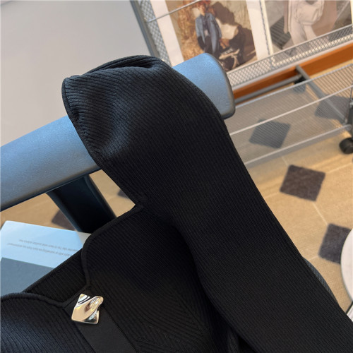 大牌買手店！赫本風金釦針織衫女秋冬2025新款方領獨特別致短上衣