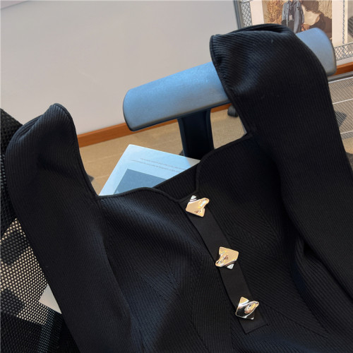 大牌買手店！赫本風金釦針織衫女秋冬2025新款方領獨特別致短上衣