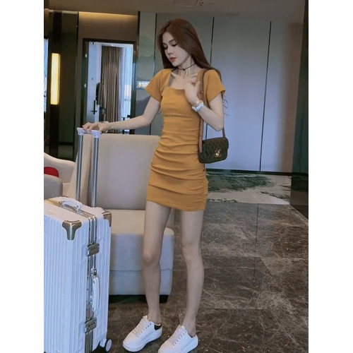 今年流行爆款連衣裙女2025夏季設計感修身顯瘦褶皺方領包臀短裙子