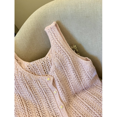 四季青女裝~復古鉤花慵懶風針織衫女寬鬆短款單排釦吊帶鏤空背心