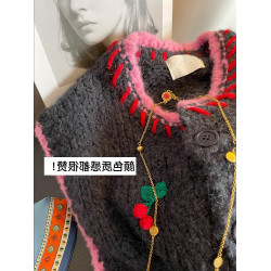 2025冬裝重工櫻桃時髦拼接撞色針織開衫外套女顯瘦粉灰韓國毛衣