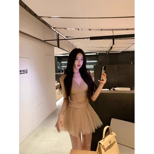 今年流行的漂亮裙子V領蕾絲收腰上衣+網紗裙褲韓系獨特絕美小套裝