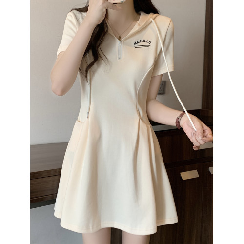 廣州十三行爆款短袖連衣裙女夏季韓版刺綉字母連帽收腰顯瘦短裙子