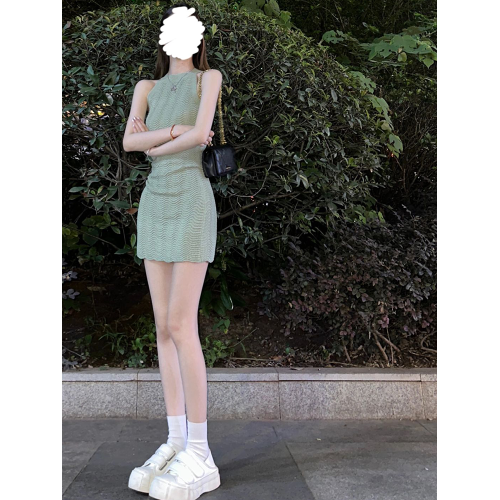 鹽系穿搭小個子顯身材掛脖連衣裙2025新款女裝波浪紋收腰包臀短裙