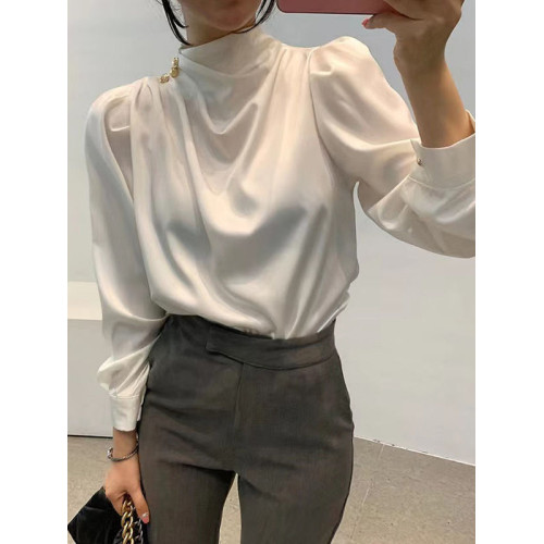 2025秋季薄款優雅氣質緞面高領側邊紐釦設計上衣女通勤輕熟風襯衫