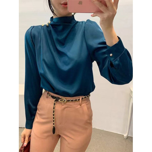 2025秋季薄款優雅氣質緞面高領側邊紐釦設計上衣女通勤輕熟風襯衫