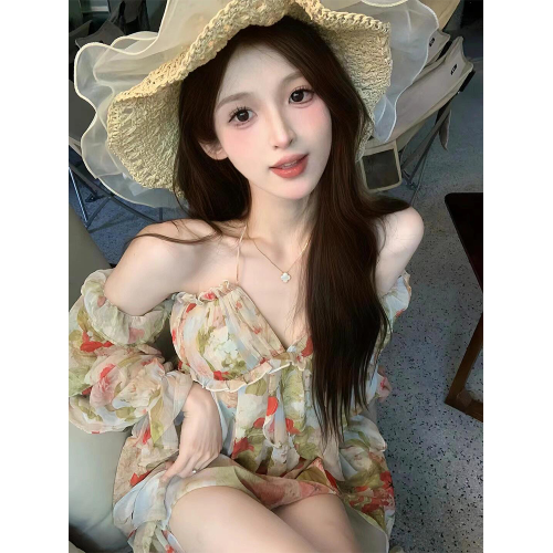超好看的法式掛脖吊帶連衣裙子女夏天2025新款喇叭袖木耳邊碎花裙