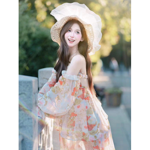 超好看的法式掛脖吊帶連衣裙子女夏天2025新款喇叭袖木耳邊碎花裙