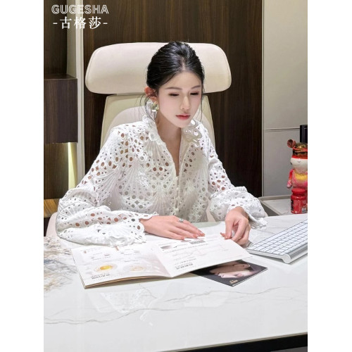 法式輕熟風白色鏤空繙領襯衫女夏季新款時尚小香風寬鬆長袖防曬衫