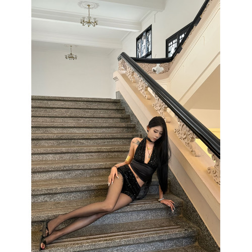 OUTFlT 歐美辣妹風性感掛脖亮片上衣女2025新款修身顯瘦包臀短褲