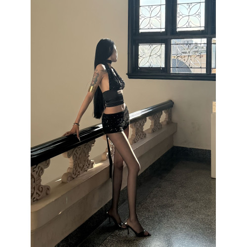 OUTFlT 歐美辣妹風性感掛脖亮片上衣女2025新款修身顯瘦包臀短褲