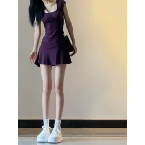 今年流行的包臀短裙子夏裝新款女裝收腰修身清冷感減齡T恤連衣裙