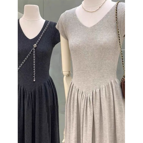 廣州十三行爆款撿漏~V領針織短袖長裙女裝顯瘦氣質針織打底連衣裙