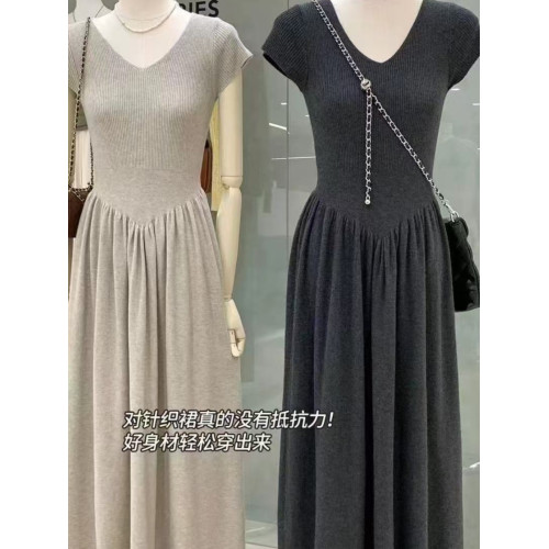 廣州十三行爆款撿漏~V領針織短袖長裙女裝顯瘦氣質針織打底連衣裙