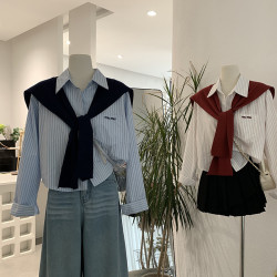 繙領竪條紋字母刺綉長袖襯衫+純色針織披肩兩件套上衣女