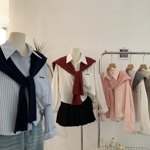 繙領竪條紋字母刺綉長袖襯衫+純色針織披肩兩件套上衣女