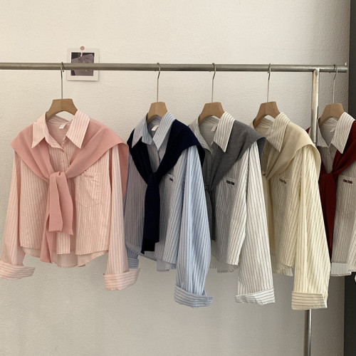 繙領竪條紋字母刺綉長袖襯衫+純色針織披肩兩件套上衣女