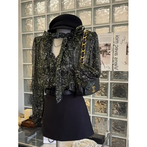 2025年秋新款復古赫本風時尚洋氣獨特高級感碎花木耳邊上衣襯衫女