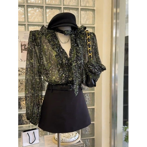 2025年秋新款復古赫本風時尚洋氣獨特高級感碎花木耳邊上衣襯衫女