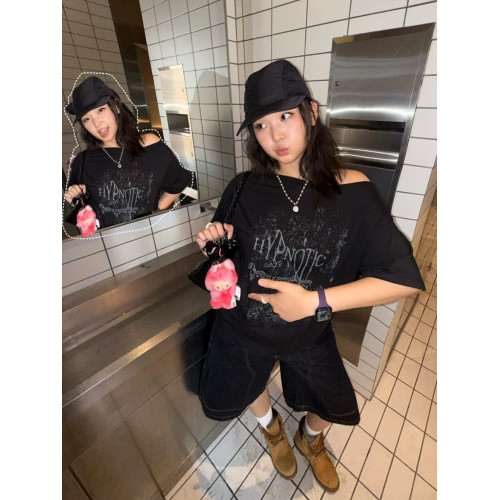 韓系復古斜肩做舊印花休閒寬鬆短袖t恤女設計感露肩顯瘦黑色上衣